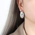Pendientes de aro en C anchos de tono plateado pulido con diseño minimalista de acero - Pequeño / Color Acero