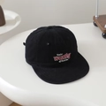 Détail de la broderie You're worthy of that love sur une casquette hip-hop noire - 52-54cm (3-8 Ans) / Noir