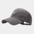 Dettaglio ravvicinato di un cappellino da baseball grigio scuro con ricamo a orso bianco - Regolabile / Grigio