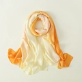 Detailansicht des weichen, seidigen Stoffes mit orange-gelbem Farbverlauf-Effekt - Orange-Gelb Verlauf