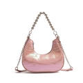 Rosafarbene Hobo-Tasche mit Krokodilmuster, Perlglanz-Effekt und dekorativem Silberperlengriff - Nagelpuder