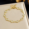 Vergoldetes Edelstahlarmband mit klaren Kristallsteinen in einer Schmuckschatulle - Einzelnes Armband (B1945)