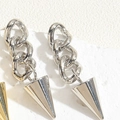 Dettaglio dell'orecchino a cono geometrico con catena a maglie in argento metallico - Orecchino a bottone a cono triangolare oro bianco vero
