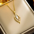 Collier élégant avec pendentif feuille dorée et zircons sur un coffret cadeau champagne - Style Feuille Blanche (330 Zircone Blanc)