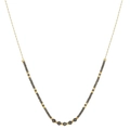Detail der minimalistischen Goldkette mit dunkelgrauen Perlen und schwarzen Edelsteinen - Grau