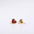 Detailansicht herzförmiger Goldstecker mit rotem Edelsteinbesatz und sicherem Metallverschluss - Herzohrringe / Roter Achat Ohrstecker