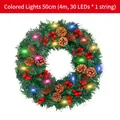 Couronne de Noël 50cm avec pommes de pin et baies incluant une guirlande LED colorée de 4m - Style Lumière Multicolore / 50cm