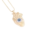 Détail macro du pendentif cœur en or 18 carats avec œil bleu réaliste sur chaîne box - Style Coeur Anatomique (8#)