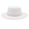 Detalle del sombrero canotier de lana blanca con una elegante banda de cuatro perlas - Blanco (Con Decoración de Perlas)