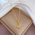 Macro-opname van gouden vlinderhanger met zirkonia en elegante decoratieve bladschakelketting - Vlindervormige Hanger / Goud (J207)