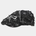 Dettaglio cappello piatto in denim nero distressed con stampe a stelle e ciondoli - Stile Denim Stella Nero (2#)