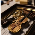 Artistic violin shape brown leather keychain with metal clasp in retro style frame - Guitar
