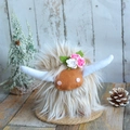 Peluche de vache des Highlands faite main avec fourrure beige et bandeau floral - 15CM / Kaki