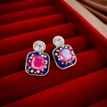 Primer plano de pendientes vintage con piedras rosas y azules sobre terciopelo - Estilo de Diamantes de Imitación Cuadrados de Color Púrpura Profundo