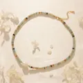 Dettaglio della collana di perle occhio di tigre con perla barocca e chiusura dorata - Verde Amazonite