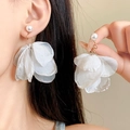 Eleganti orecchini a fiore in rete bianca con perle per vacanze estive e spiaggia - Stile 34 Perno in Argento