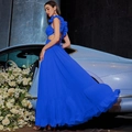 Robe dos nu en mousseline bleu roi avec volants sur les côtés et jupe longue fluide - XS / Bleu saphir