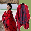 Poncho à capuche en tricot ethnique à carreaux rouges et gris avec des franges - Couleur 59