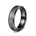 Detalle de la textura arenada negra y los bordes biselados pulidos de este anillo masculino - US 6 / Negro