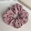 Chouchou en seersucker rose avec motifs de cœurs noirs pour coiffures élégantes - Chouchou Rose à Cœurs Noirs