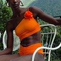 Orangefarbener One-Shoulder-Badeanzug mit 3D-Blume und hochtaillierter Faltenhose - S / Orangenes Badeanzug-Set