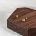 Eleganti orecchini a lobo rosa in argento S999 dorato su supporto in legno rustico - Argento Sterling S999 Placcato Oro Giallo 18K