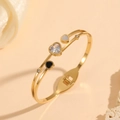 Détail du bracelet doré avec zircons et breloques en forme de cœur noir et blanc - Style Multi-Cœur Incrusté de Coquillage Doré (H819)