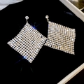 Vista dettagliata di orecchini a rombo con pavé di strass e struttura a maglia scintillante - Argento (Perno in argento)