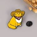 Spilla smaltata gatto cowboy giallo con cappello marrone e sciarpa rossa vivace - Cowboy