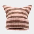 Detail der rosa-braun gestreiften Strickmütze mit süßen Katzenohren und dickem Umschlag - Dunkelkhaki-rosa Gestreift