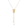 Elegante goldene Y-Halskette mit doppelten 3D-Blumenanhängern auf weißem Hintergrund - 24636-Gold Blume