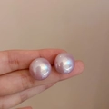 Vue détaillée de deux élégantes perles œil de chat lilas avec un éclat iridescent doux - 7# Style Grosse Perle Ronde Violet Clair