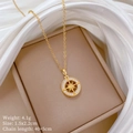 Dettaglio della collana a bussola dorata con stella in zircone su tessuto di seta - Stile Stella Bussola (C541)
