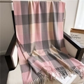 Detailopname van een zachte geruite sjaal in roze en grijs met franjedetails - Roze & Grijs Geruit