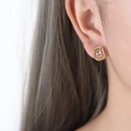 Élégante boucle d'oreille rectangulaire dorée avec cristal clair sur le modèle - F890-Carré Blanc Cristal Zirconia