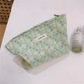 Nahaufnahme von grünem Blumen-Jacquard-Stoff und Label auf der Kosmetiktasche - Frisches Grün Kleine Blüte