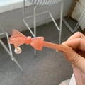 Detail of pink resin hair clip with bow decoration, pearl pendant and AMY BEAR engraving - Orange Pink Bow