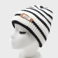 Schwarz-weiß gestreifte Strickmütze mit dekorativem ADER-Patch auf weißem Modellkopf - M(56-58cm) / Schwarz-weiße Streifen