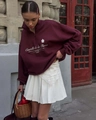 Detalle de una sudadera granate con media cremallera y estampado blanco 'Castelló de la Plana' - S / Burdeos