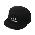 Dettaglio del ricamo bianco e occhielli in metallo sul cappello camper nero a 5 pannelli - M (56-58cm) / Nero