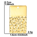 Dettaglio di un ciondolo geometrico placcato oro 18k con finitura martellata e misure - Pendaglio Colore Oro
