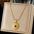 Collier chaîne serpent dorée vintage avec pendentif texturé et incrustation de pierre noire - Collier Rond Pierre Noire Texture Spirale (N4117)
