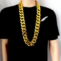 Detailopname van een dikke gouden ketting bij een model voor hiphopmode en shows - Goud (90cm)