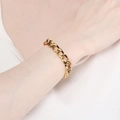 Classico bracciale a catena cubana in acciaio al titanio placcato oro 18K per uomo e donna su modello - Oro (KB1862302-Z)