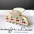 Elegante molletta per capelli in resina crema con motivi a ciliegia in cristallo su vassoio - 7.7cm / crema