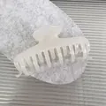 Pinza para el pelo elegante en acetato blanco perla con acabado nácar brillante - 8.7cm / Blanco Sirena