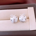 Dettaglio orecchini a mela in argento spazzolato con diamanti in astuccio di pelle - Stile Placcato Oro con Perno in Argento / Argento