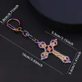 Porte-clés croix en alliage arc-en-ciel avec gravure sur fond de cuir noir - Style Croix Arc-en-ciel C
