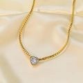 Elegante collana in titanio dorato con cuore di zircone bianco su sfondo seta - Collana (QYH1229) / Oro