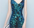 Ärmelloses V-Ausschnitt Abendkleid mit pfauenblauen Pailletten und Feder-Mustern - S / Blaugrüne Pailletten